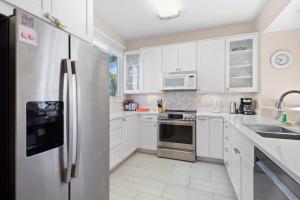 Η κουζίνα ή μικρή κουζίνα στο Cedars East #806 +32 φωτογραφίες