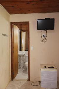 Μια τηλεόραση ή/και κέντρο ψυχαγωγίας στο Coruja Suites - Ilha Grande