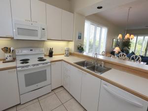 Η κουζίνα ή μικρή κουζίνα στο Cedars East #509