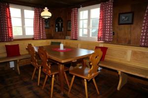 ein Esszimmer mit einem Holztisch und Stühlen in der Unterkunft Maierhof in Bernau im Schwarzwald + 6 Fotos