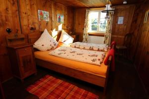ein kleines Schlafzimmer mit einem Bett und einem Fenster in der Unterkunft Maierhof in Bernau im Schwarzwald