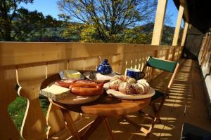 ein Tisch mit zwei Tellern Gebäck auf einer Veranda in der Unterkunft Maierhof in Bernau im Schwarzwald