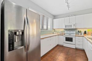 Η κουζίνα ή μικρή κουζίνα στο Cedars East #605