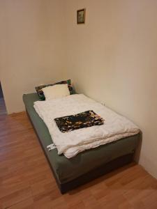 Cama en una esquina de habitación en Apartmán v okresu Děčin, 