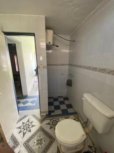 La salle de bains est pourvue de toilettes et de carrelage. dans l'établissement Apartamento El Gauchito en Cosquin, à Cosquín