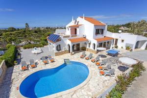 une vue extérieure d'une villa avec piscine dans l'établissement Villa Eira by Villa Plus, à Praia do Carvoeiro