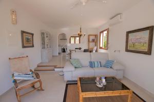 ein Wohnzimmer mit einer Couch und einem Couchtisch in der Unterkunft Ferienhaus für 4 Personen ca 80 m in Colònia de Sant Pere, Mallorca Nordostküste von Mallorca in Colònia de Sant Pere
