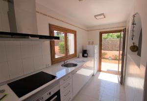 eine Küche mit Spüle und Kühlschrank in der Unterkunft Ferienhaus für 4 Personen ca 80 m in Colònia de Sant Pere, Mallorca Nordostküste von Mallorca in Colònia de Sant Pere