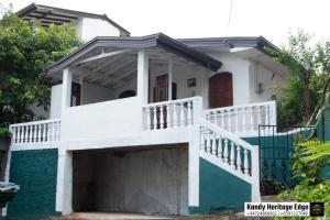 KatugastotaKandy Heritage Edge的一间前面有楼梯的房子