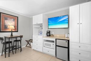 Кухня или мини-кухня в Silver Sands #241A
