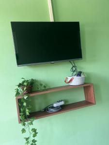 ein Flachbildfernseher, der an einer Wand hängt in der Unterkunft Orla Flats - Apartamento 03 in Bragança