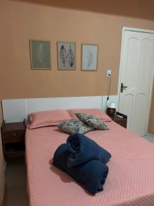 ein Schlafzimmer mit einem rosa Bett mit zwei Kissen in der Unterkunft Orla Flats - Apartamento 03 in Bragança + 6 Fotos