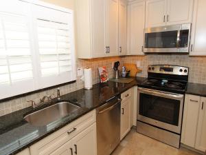 una cucina con lavello e fornello di Whitney Beach #142 a Whitney Beach