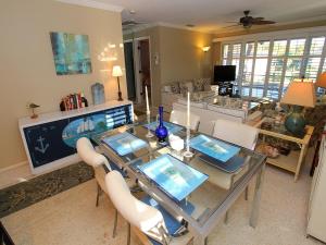 una sala da pranzo con tavolo e sedie in vetro di Whitney Beach #142 a Whitney Beach Altre 12 foto