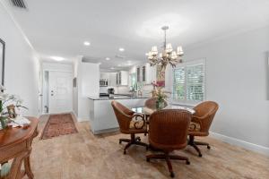 een eetkamer met een tafel en stoelen en een keuken bij Whitney Beach #316 in Whitney Beach