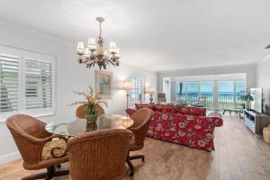 een woonkamer met een tafel en een bank bij Whitney Beach #316 in Whitney Beach +26 foto's