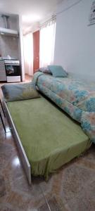 ein großes Bett in einem Zimmer mit Küche in der Unterkunft Dulce Adelina IV Zona Céntrica in Río Grande