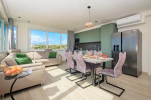 Et opholdsområde på Apartman Palma and Luxury Penthouse for a family with swiming pool,parking,terrace,panoramic view at the sea,Podstrana