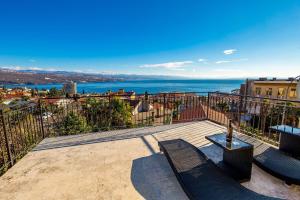ein Balkon mit Stühlen und Blick auf das Meer in der Unterkunft Ferienhaus für 8 Personen ca 220 qm in Opatija, Kvarner Bucht Gespanschaft Primorje-Gorski in Opatija