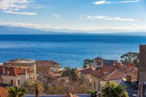 Blick auf das Meer von einer Stadt in der Unterkunft Ferienhaus für 8 Personen ca 220 qm in Opatija, Kvarner Bucht Gespanschaft Primorje-Gorski in Opatija