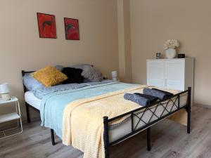 Ένα ή περισσότερα κρεβάτια σε δωμάτιο στο Red Poppy Apartment