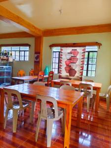 萨加达Bungalow Staycation with Terrace and Parking的配有木桌椅的餐厅