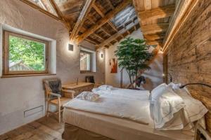 Ένα ή περισσότερα κρεβάτια σε δωμάτιο στο Casa Can Serraima +18 φωτογραφίες