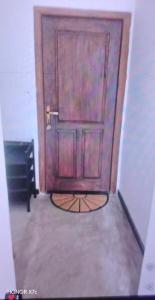 una gran puerta de madera en una habitación con suelo en Doctor house ahangama, en Ahangama