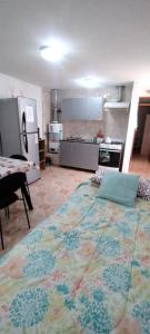 eine Küche mit einem großen Bett in der Mitte eines Zimmers in der Unterkunft Dulce Adelina IV Zona Céntrica in Río Grande