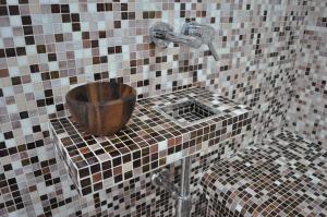 ein Badezimmer mit einem Waschbecken und einem Eimer darauf in der Unterkunft Helle Ferienwohnung im Erdgeschoss mit privater Terrasse in Splitska