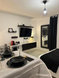 Kuchyň nebo kuchyňský kout v ubytování Studio Parlement 5 min + 11 fotografií