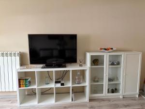 Μια τηλεόραση ή/και κέντρο ψυχαγωγίας στο Red Poppy Apartment