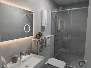 Et badeværelse på HarmoNest Rheydt Apartments + 148 billeder