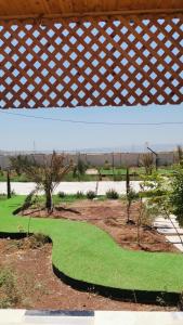 ein Blick auf einen Golfplatz mit grünem Gras in der Unterkunft Rest Sea Chaliet & Farm 