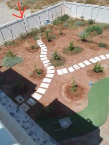 eine Luftansicht auf einen Garten mit Gehweg in der Unterkunft Rest Sea Chaliet & Farm  + 1 Foto