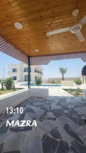 eine Terrasse mit Holzdecke und Steinboden in der Unterkunft Rest Sea Chaliet & Farm 