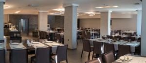 Reštaurácia alebo iné gastronomické zariadenie v ubytovaní Hotel Jadran Neum