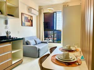 Una cocina y una sala de estar con mesa y sillas. en Compact Time by Holiday Stays, en João Pessoa