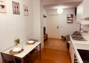 潘普洛纳Apartamento Camino Catedral Pamplona的厨房兼餐厅，配有桌椅