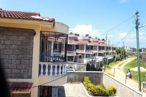 班布里Kerith Springs Family Holiday home Bamburi Msa的从大楼的阳台上可欣赏到风景。