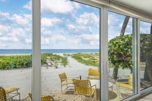 un patio con tavolo e sedie sulla spiaggia di Whitney Beach #315 a Whitney Beach