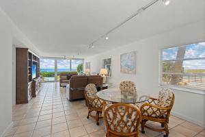 un soggiorno con tavolo e sedie in vetro di Whitney Beach #315 a Whitney Beach