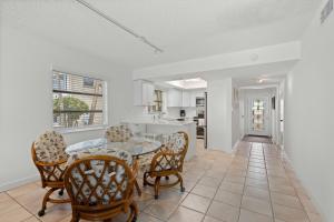 una cucina e una sala da pranzo con tavolo e sedie di Whitney Beach #315 a Whitney Beach