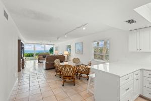 una cucina e un soggiorno con tavolo e sedie di Whitney Beach #315 a Whitney Beach