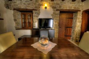 Μια τηλεόραση ή/και κέντρο ψυχαγωγίας στο Stone House Kotli