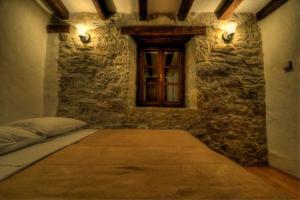 Ένα ή περισσότερα κρεβάτια σε δωμάτιο στο Stone House Kotli