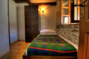 Ένα ή περισσότερα κρεβάτια σε δωμάτιο στο Stone House Kotli