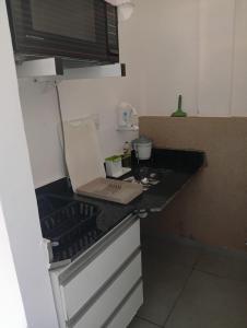 Una pequeña cocina con una encimera con estufa en Pousada Vale Canastra, en São João Batista do Glória 43 fotos más