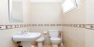 Koupelna v ubytování Apto B-A almoraide suites