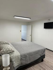 Postel nebo postele na pokoji v ubytování Angol Suite